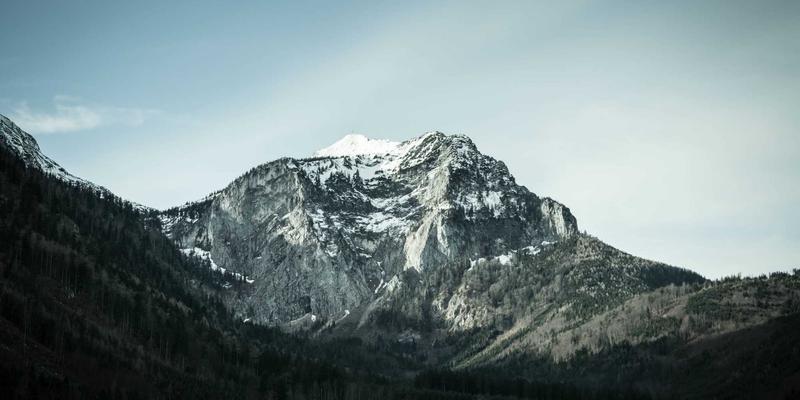 复古科技回潮：蒸汽波风格下的黑胶唱机与胶片相机，为何成为年度时尚礼品新宠？