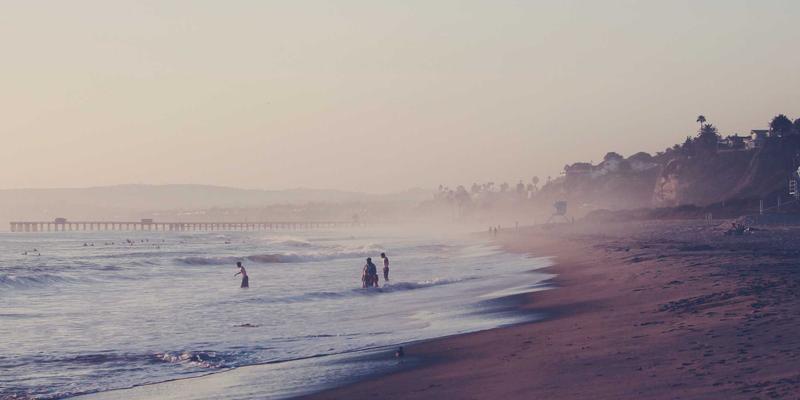 极简主义设计礼品指南：用克制美学与蒸汽波风格打造高级感个性化礼物