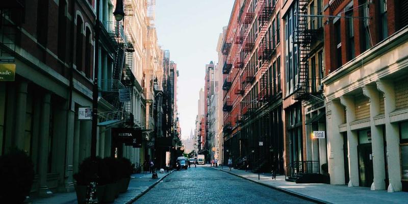 橙色主题与蒸汽波风格：悦己消费浪潮下的时尚礼品与疗愈首饰指南